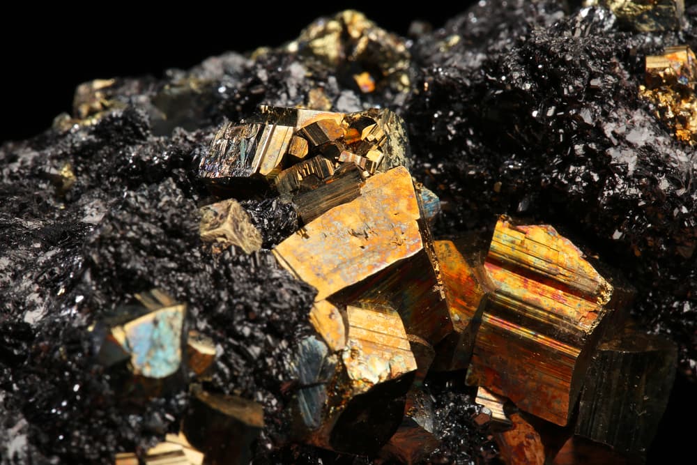 La pirita sacó su nombre porque viene del vocablo griego "pyr", que significa fuego, ya que al golpearla con cualquier otro mineral suele saltar chispas con mucha facilidad. Además de que se usa para crear fuego, suelta un olor a azufre bastante importante.