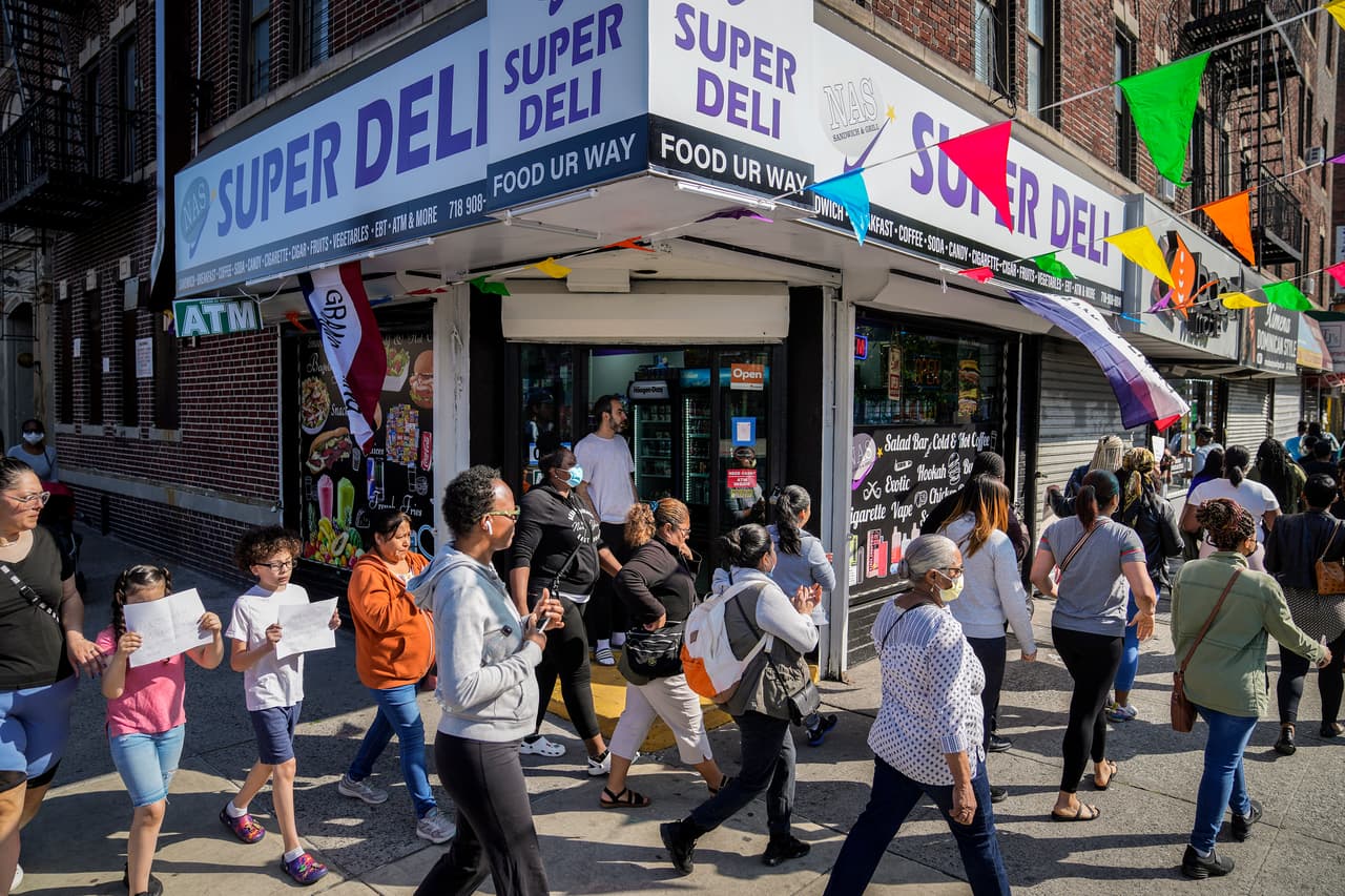 Padres y niños marcharon para expresar su rechazo al uso de los gimnasios de las escuelas públicas.