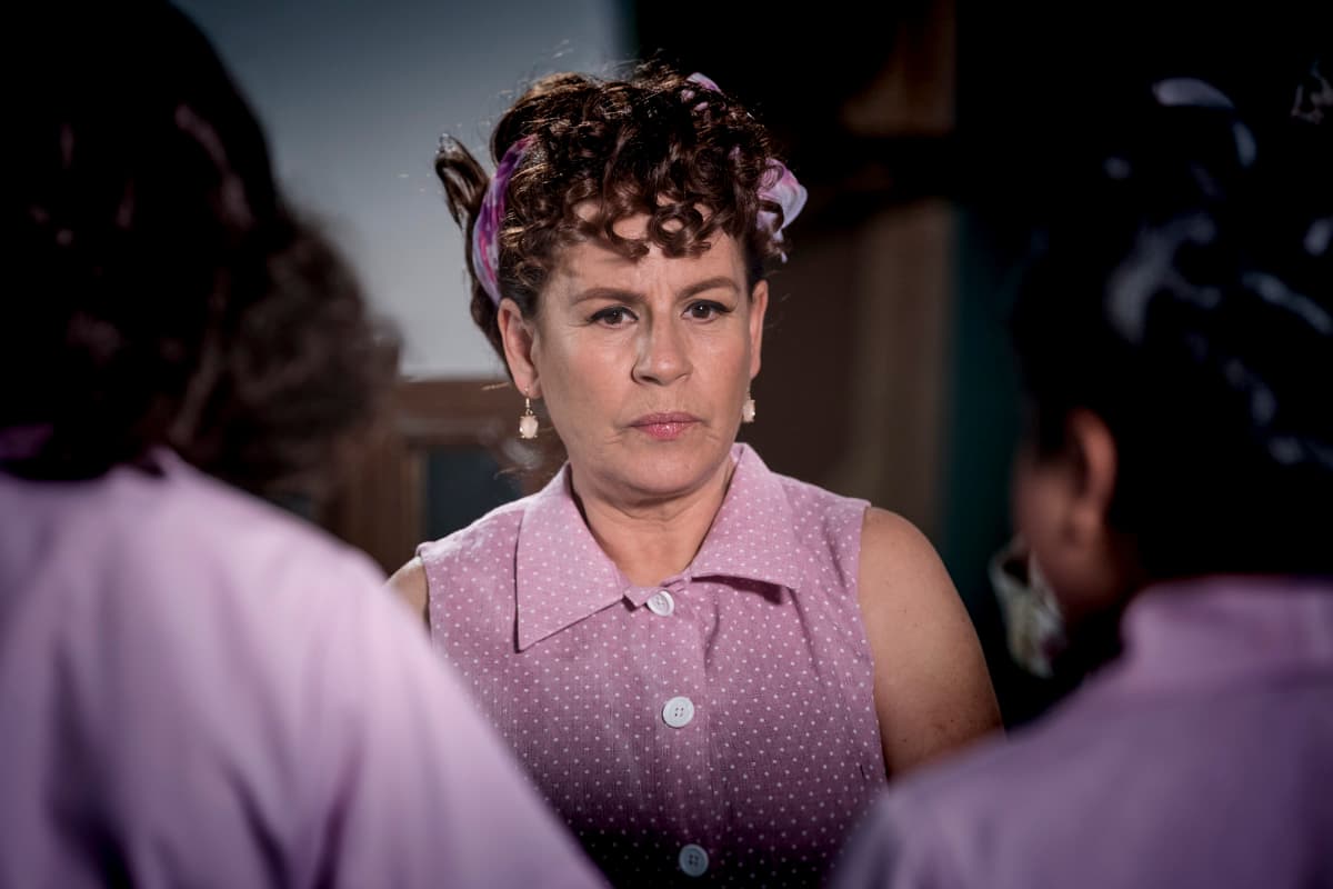 La actriz 
<b>Leticia Perdigón</b> dio vida a su propia madre, 
<b>Eva</b>, en la serie, quien fuera maquillista de la intérprete y quien después se convertiría en su comadre al ser madrina de bautizo de la propia actriz. “Me vienen recuerdos de ella”, detalló en entrevista para el programa 'Cuéntamelo Ya!'.