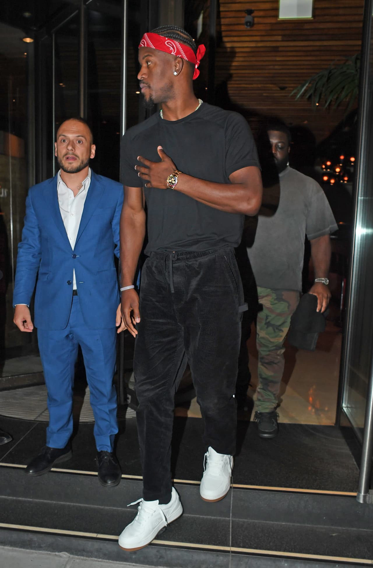 De acuerdo con la crónica, para lograrlo decidieron llegar por separado, pero con "minutos de diferencia" poco después de las 10 de la noche. 
<br>