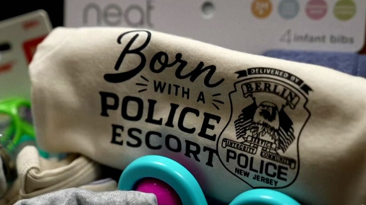Policía de tránsito asiste el parto de un bebé que nació dentro del auto de su madre en Nueva Jersey