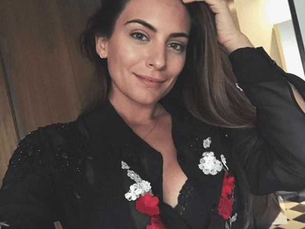 De acuerdo con información del portal de People en Español, la actriz confesó que su relación con Iván Sánchez se dio de forma natural.