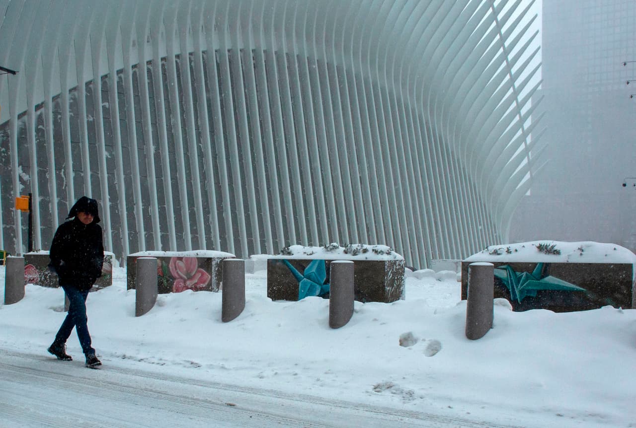 Un hombre camina junto al Oculus en el Bajo Manhattan durante la nevada