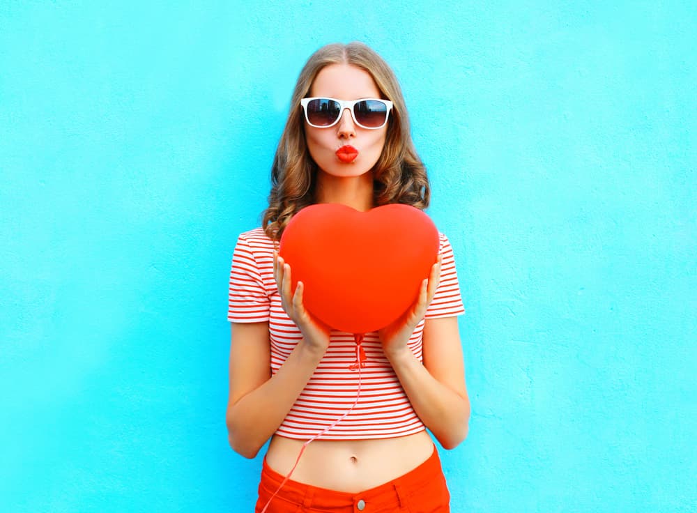 <h3 class="cms-H3-H3">Cómo es Acuario en el amor </h3>
<br>Los nacidos bajo este signo suelen ser extremadamente sinceros, tanto que pueden, sin ser su intención, asustar a los que lo rodean. Sin embargo, esto se compensa por su brillantez, simpatía y originalidad, no en vano es uno de los signos con más inventiva dentro del zodiaco. 
<br>