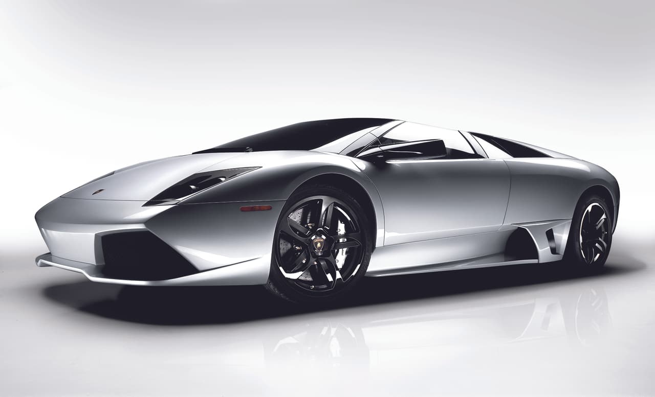 Se sabe que tiene un
<b> <a href="https://www.univision.com/temas/lamborghini" target="_blank">Lamborghini Murciélago LP 670-4 Super Veloce</a></b>, porque también le gusta la velocidad. Para ello este auto italiano cumple muy las expectativas gracias a su motor V12 de 6.5 litros y 670 caballos de fuerza. El precio de este auto, el cual ya no está dentro de la gama Lamborghini actual, puede empezar actualmente en 300,000 dólares.