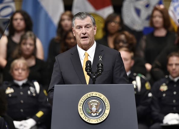 Mike Rawlings, alcalde de Dallas, ha dicho que mantendrá un equilibrio entre una ciudad segura y otra que le da la bienvenida a los extranjeros. “Recibir inmigrantes es un atributo importante de ser una ciudad global… es una señal de fuerza”.
<br>