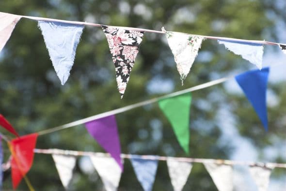 Si te animas, puedes hacerlos tú misma, sino, compra unos coquetos, que combinen con tus flores y mobiliario exterior.