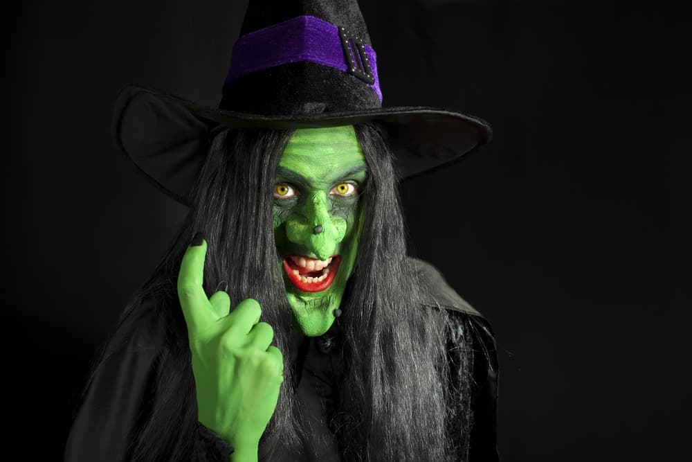 <b>Tauro</b>
<br>Tauro vas a utilizar el color verde, un verde esmeralda, puedes también tener en la casa velas de color verde ya que es el color de tu signo y entonces así estarás en armonía con el mismo cuando estés celebrando la fiesta de Halloween, plantas verdes, colores verdes, es lo que te corresponde a ti Tauro.
<br>