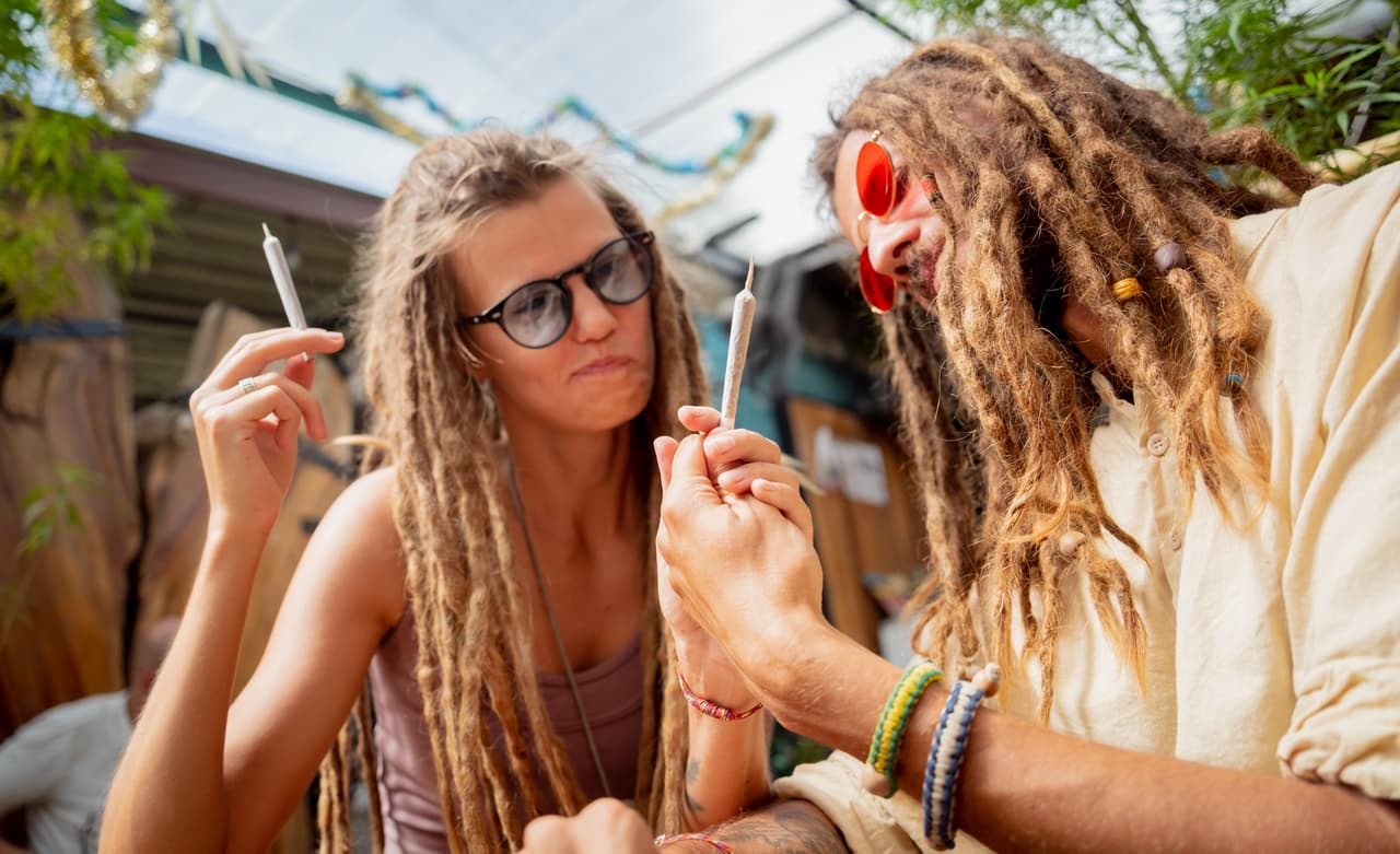 La ley prohíbe a los empleadores discriminar a las personas basándose en el uso de cannabis fuera del trabajo y fuera del lugar de trabajo.