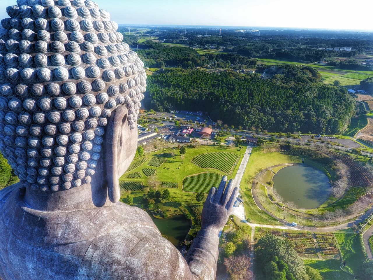 Fotografía tomada por encima de Ushiku Daibutsu, estatua de Buda de 390 pies de alto en Ushiku, Prefectura de Ibaraki, Japón.