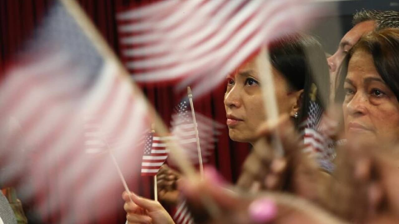 <b>Friendly House</b>
<br>Cuenta con un Departamento de Servicios Legales de Inmigración con el que ayuda a los interesados en el tema de Naturalización y Ciudadanía a bajo costo. También organiza ferias donde ofrece consultas legales gratuitas.
<br>
<br>Teléfono: (602) 545-5064
<br>
<a href="https://www.friendlyhouse.org/immigration-services?lang=es" target="_blank">https://www.friendlyhouse.org/immigration-services?lang=es</a>