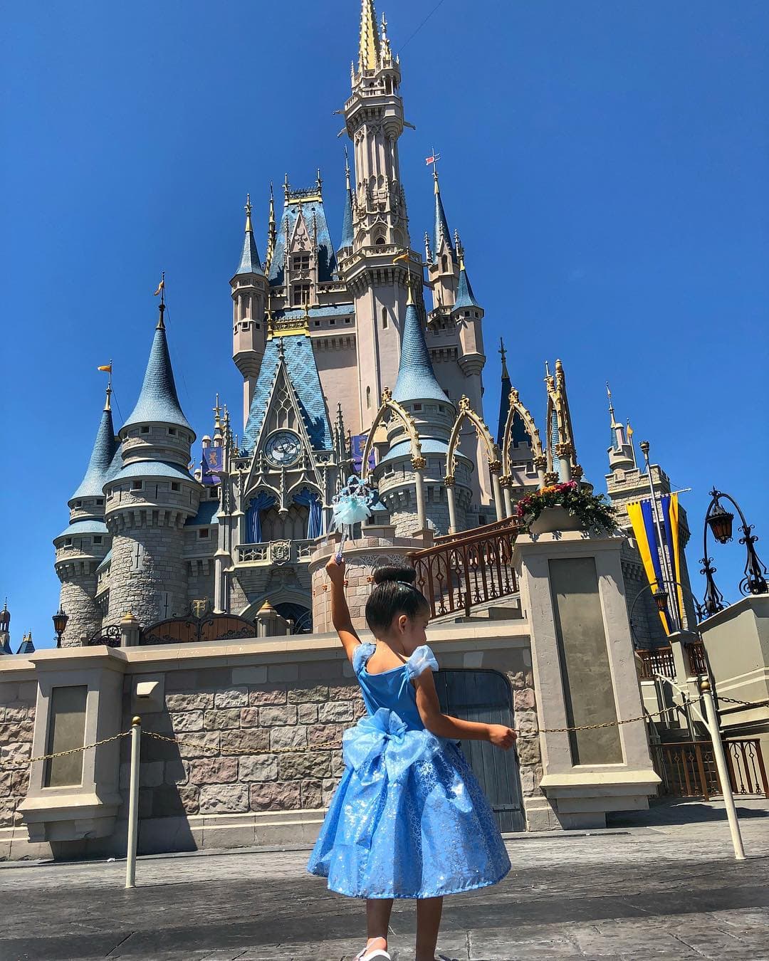 “No le digan a Disney que se le escapó una princesa”, escribió Ana en Instagram al pie de esta fotografía vestida de Cenicienta.