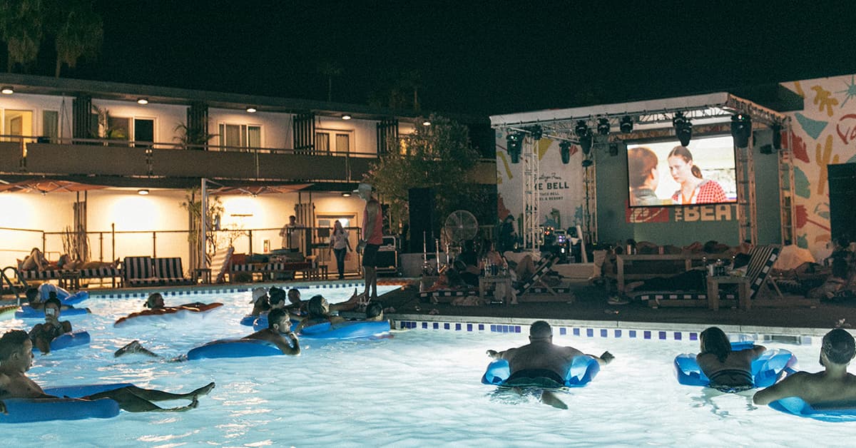 ¿Qué mejor manera de ver películas icónicas que han mencionado a Taco Bell a lo largo de las últimas décadas que relajarse en un flotador de piscina de paquetes de salsa caliente durante su proyección?