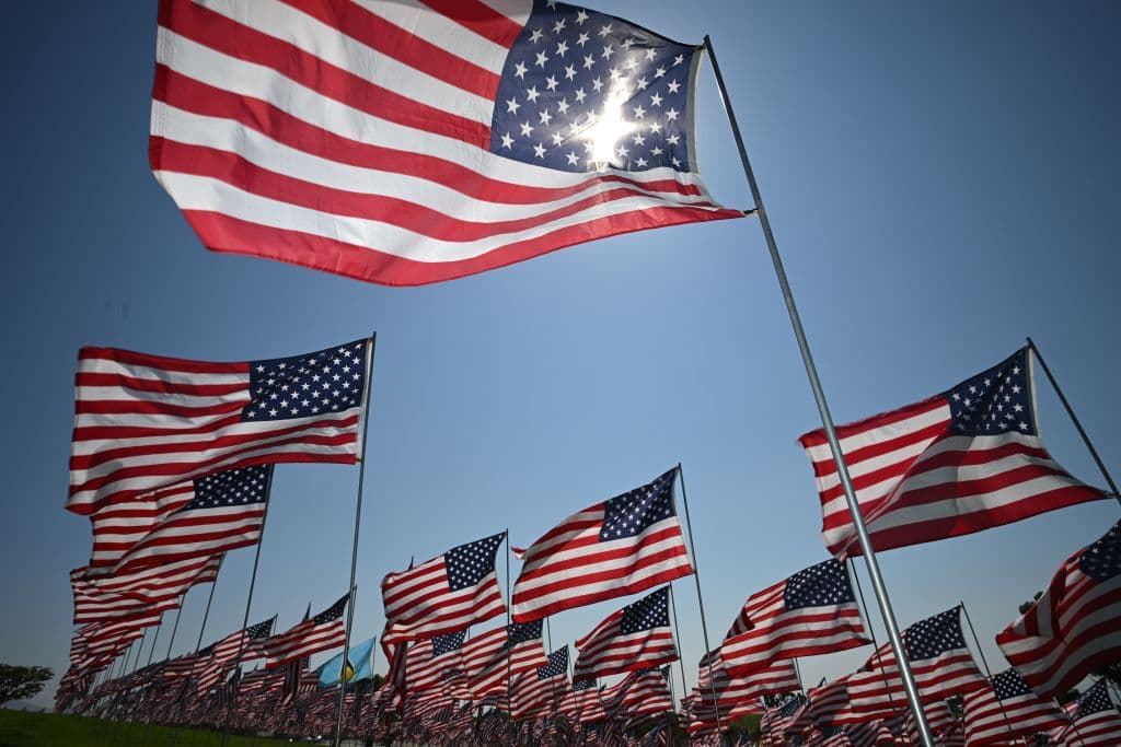 Más de 300 bomberos, policías y paramédicos de la ciudad de Nueva York perdieron sus vidas intentado rescatar a personas atrapadas en los edificios.
