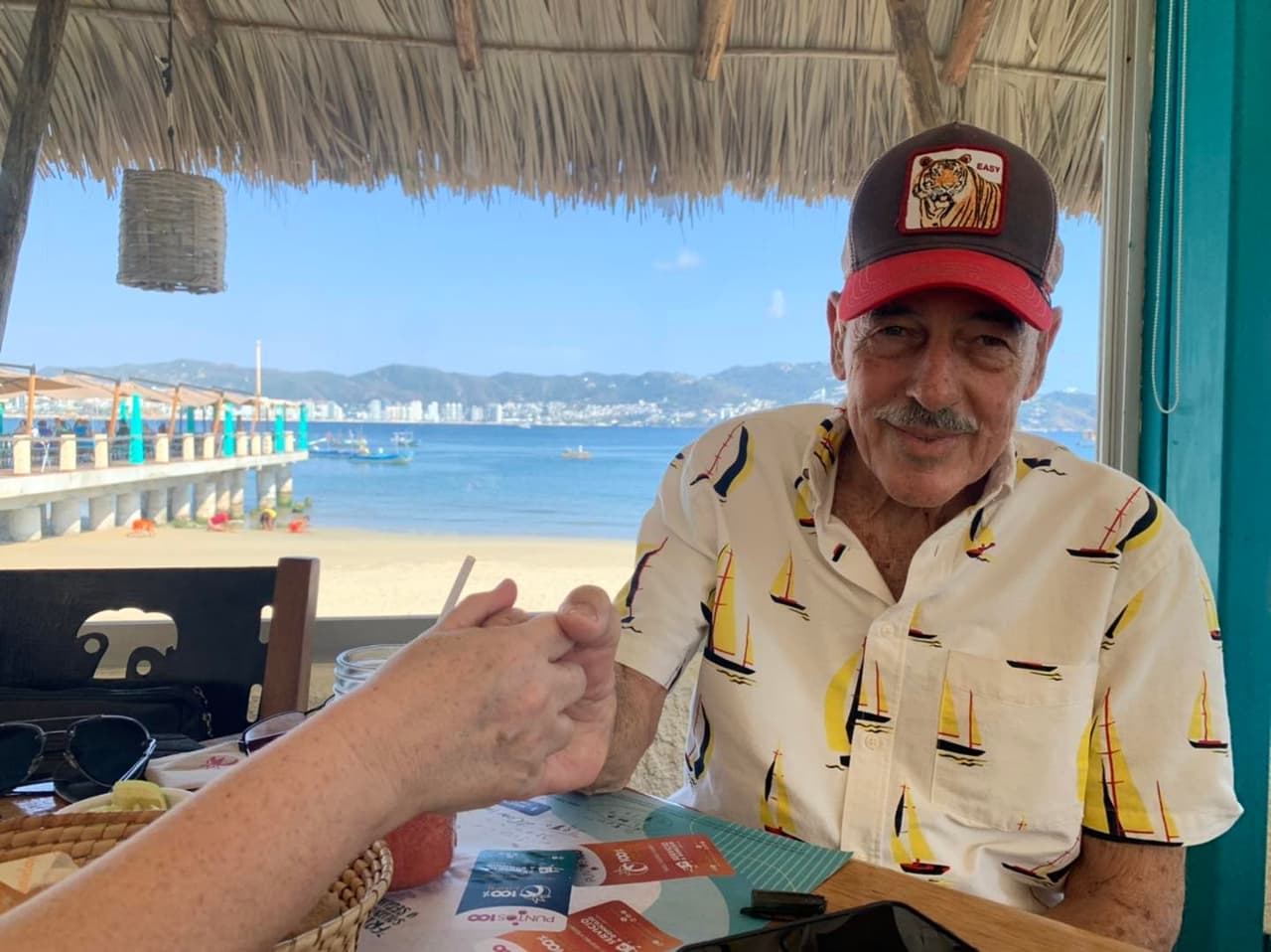 “Empecé a medio caminar un poquito ayer, pero llevaba como 15 días que no podía caminar, ya andaba yo en la silla de ruedas. Y llegué a pensar, en decir: ‘Bueno, ¿qué caso tiene andar viviendo en malas condiciones? Voy a prepararme mi salida”, agregó el histrión. 
<br>