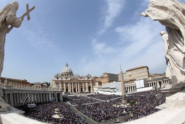 "Miremos a nuestro alrededor: ¡cuántas heridas inflige el mal a la Humanidad!. Guerras, violencias, conflictos económicos que se abaten sobre los más débiles, la sed de dinero y de poder, la corrupción, las divisiones, los crímenes contra la vida humana y contra la creación. Y nuestros pecados personales: las faltas de amor y de respeto a Dios, al prójimo ya toda la creación", denunció.