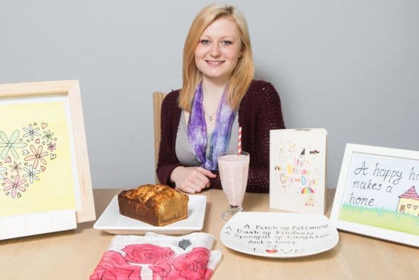 Esta joven está decidida a ayudar con su libro y con estas artesanías.