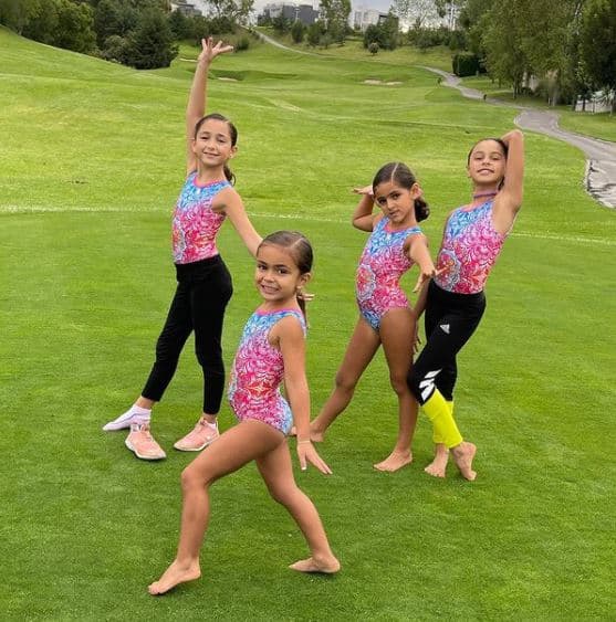 Por si fuera poco, sus hijas mayores toman clases de gimnasia.