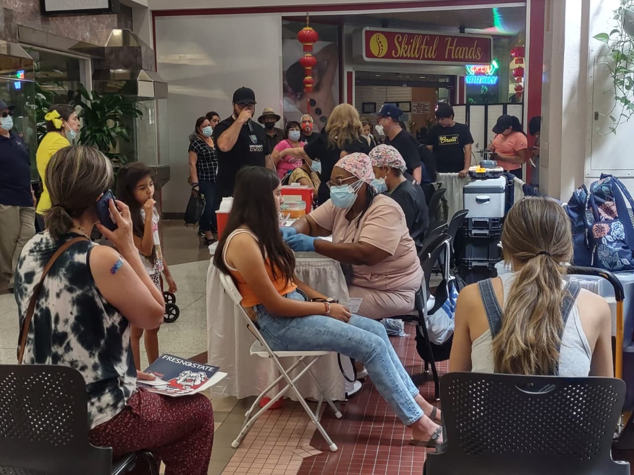 Además se administraron, completamente gratis, las nuevas vacunas contra Covid-19 de Moderna y Pfizer.