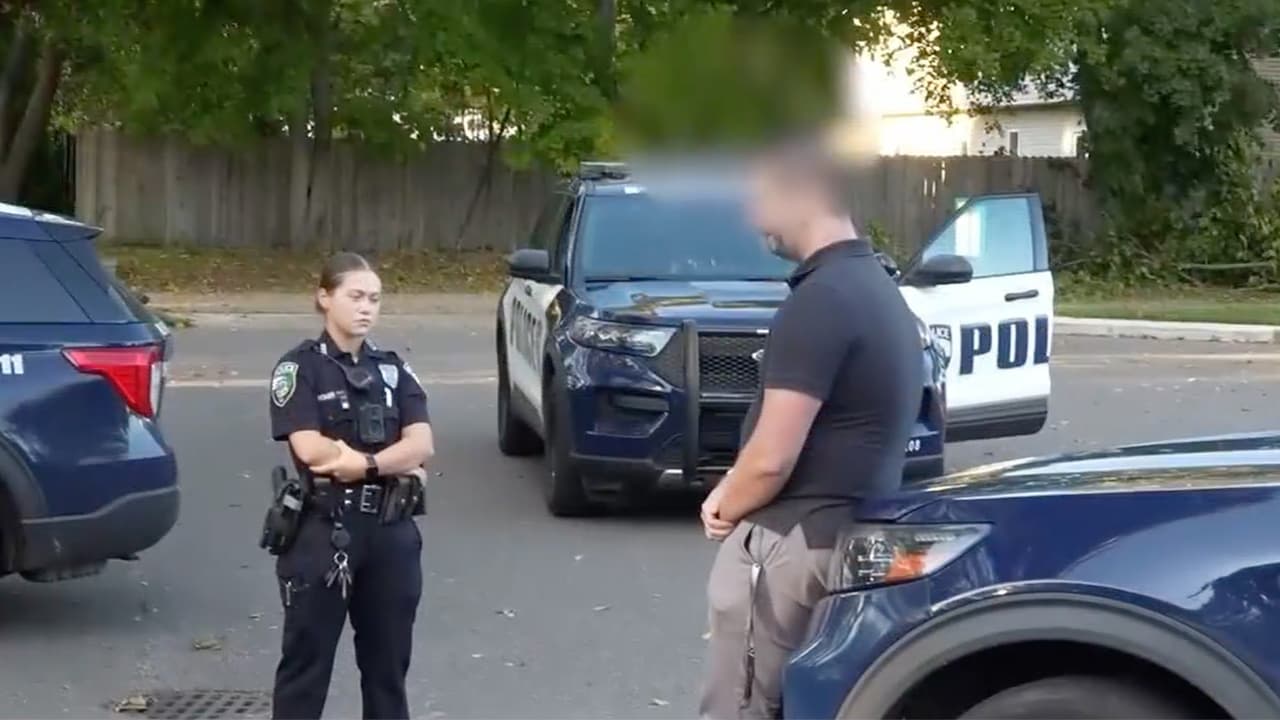 Profesor de Long Island es acusado de enviar mensajes sexuales a una menor en redes y es suspendido