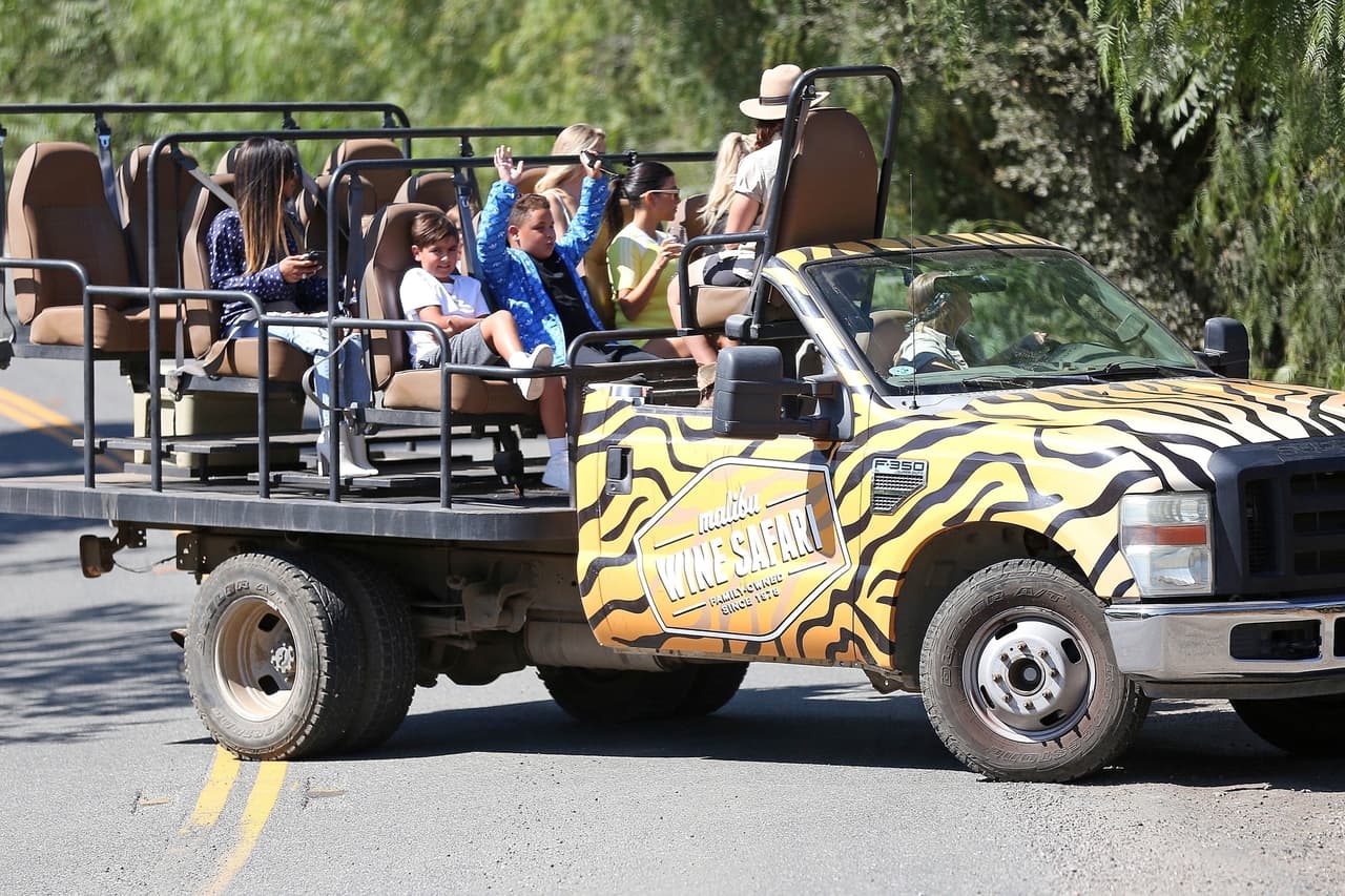 Durante el recorrido fueron sorprendidas por los paparazzi, que de inmediato buscaron 'cazar' la mejor foto de las Kardashian en la 'selva' californiana.