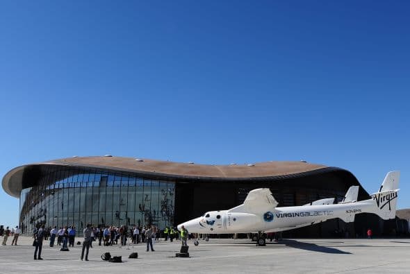 El edificio, descrito como "icónico" por Virgin, se integra al medio ambiente de Nuevo México al haber sido levantado con materiales locales y técnicas de construcción del lugar.