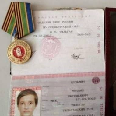 En esta identificación de un militar ruso se aprecia que nació el 17 de marzo de 2003. Es decir, en pocos días cumpliría 19 años. Las autoridades ucranianas no informaron si murió en combate o fue capturado.