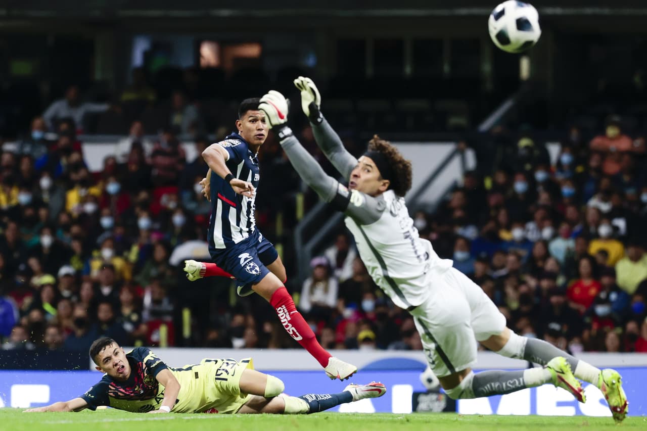 América sacó un empate ante Rayados con polémica inculida.