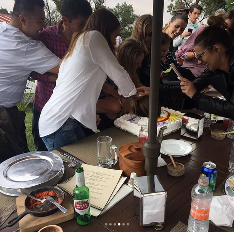 Así quedó plasmado el momento exacto en el que hasta Cecilia Galliano empuja la cara de Ariadne en el pastel.