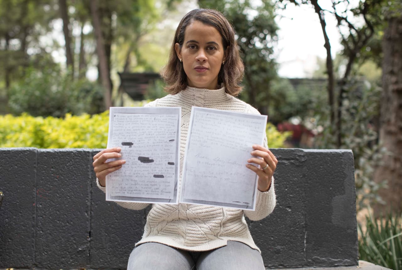 Biani López-Antúnez muestra una copia de la carta que escribió detallando las agresiones sexuales que sufrieron ella y otras niñas a manos de un sacerdote de los Legionarios de Cristo.