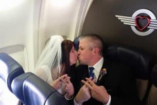 Una pareja se casa  en pleno vuelo (Imágenes de Twitter)