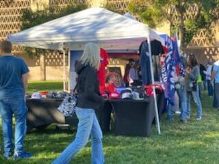 Un grupo de personas protestan por los resultados de las elecciones a días de que se posesione el presidente electo Joe Biden.