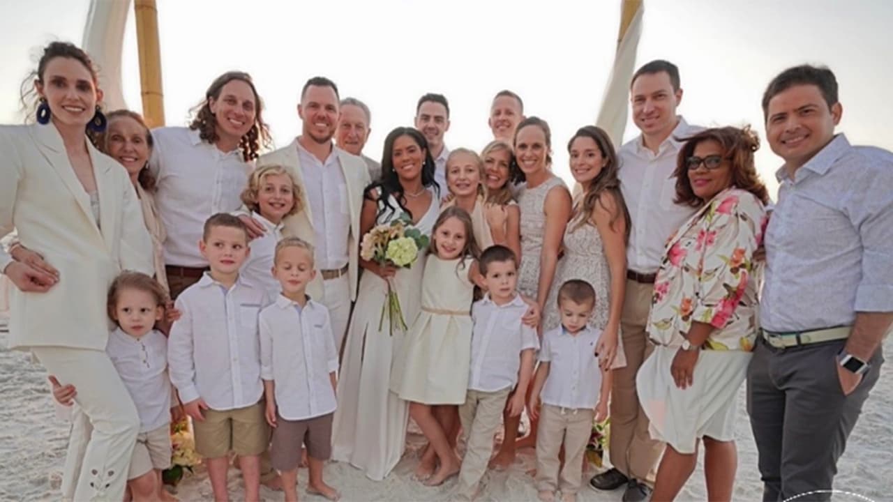 Francisca Lachapel dio detalles de la ceremonia, la cual 
<b>se realizó en una de las playas de Naples, Florida. "Hicimos esta celebración civil muy íntima</b> donde estuvo solo la familia de Francesco en la playa, todos vestidos de blanco, descalzos, mi mamá". Además, confirmó que fue el hermano de su ahora esposo quien los casó.