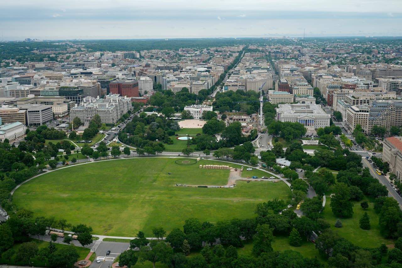 Una vista aérea permite dimensionar la transformación en los alrededores de la Casa Blanca: el complejo presidencial se distingue al fondo, rodeado por los edificios y áreas verdes del centro de Washington. A un costado se observa la zona donde avanzan las obras del nuevo salón de baile.