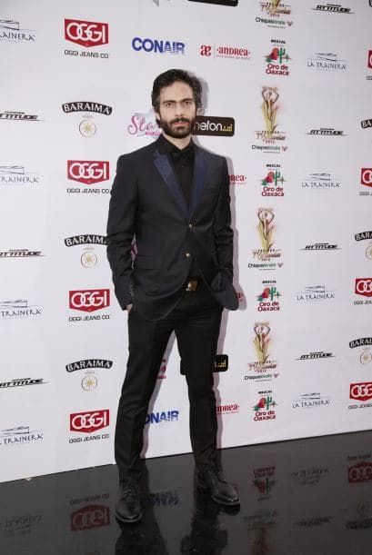 Osvaldo Benavides no se quedó atrás. Robó suspiros al por mayor usando un peculiar traje negro con detalles azulados.