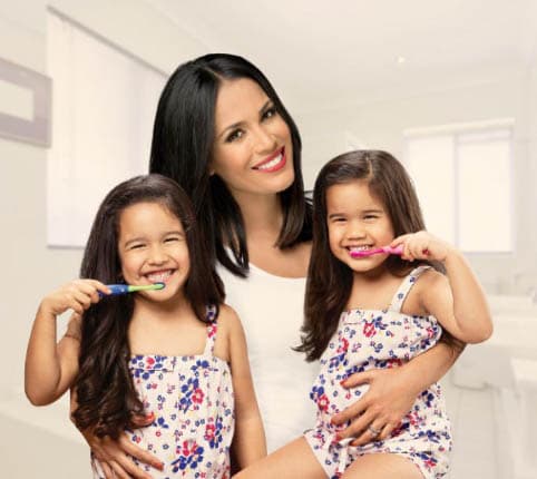 Maravillosa esta bella imagen de Karla Martínez acompañada, algunos añitos atrás, de sus pequeñas hijas.