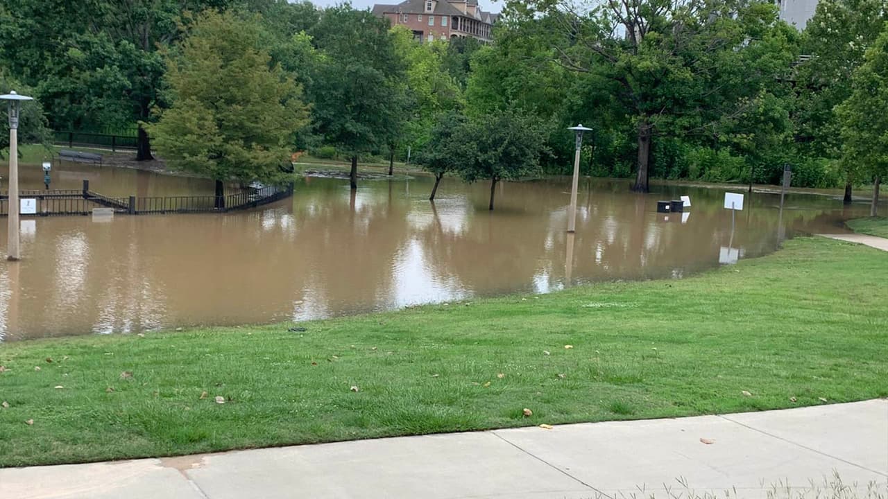 Hasta horas de la tarde del jueves, así se encontraba el parque Buffalo Bayou/Allen parkway.