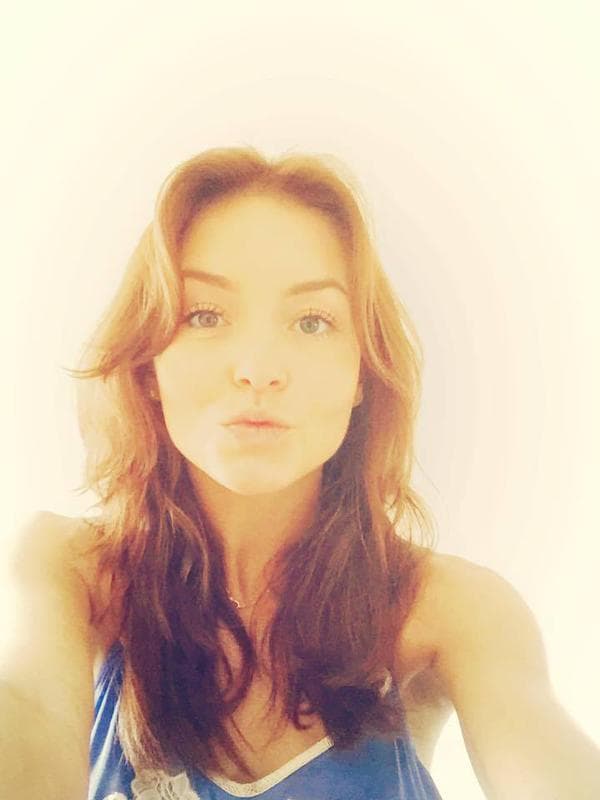 La actriz se relajó tanto que decidió desprenderse de su glamorosa imagen.