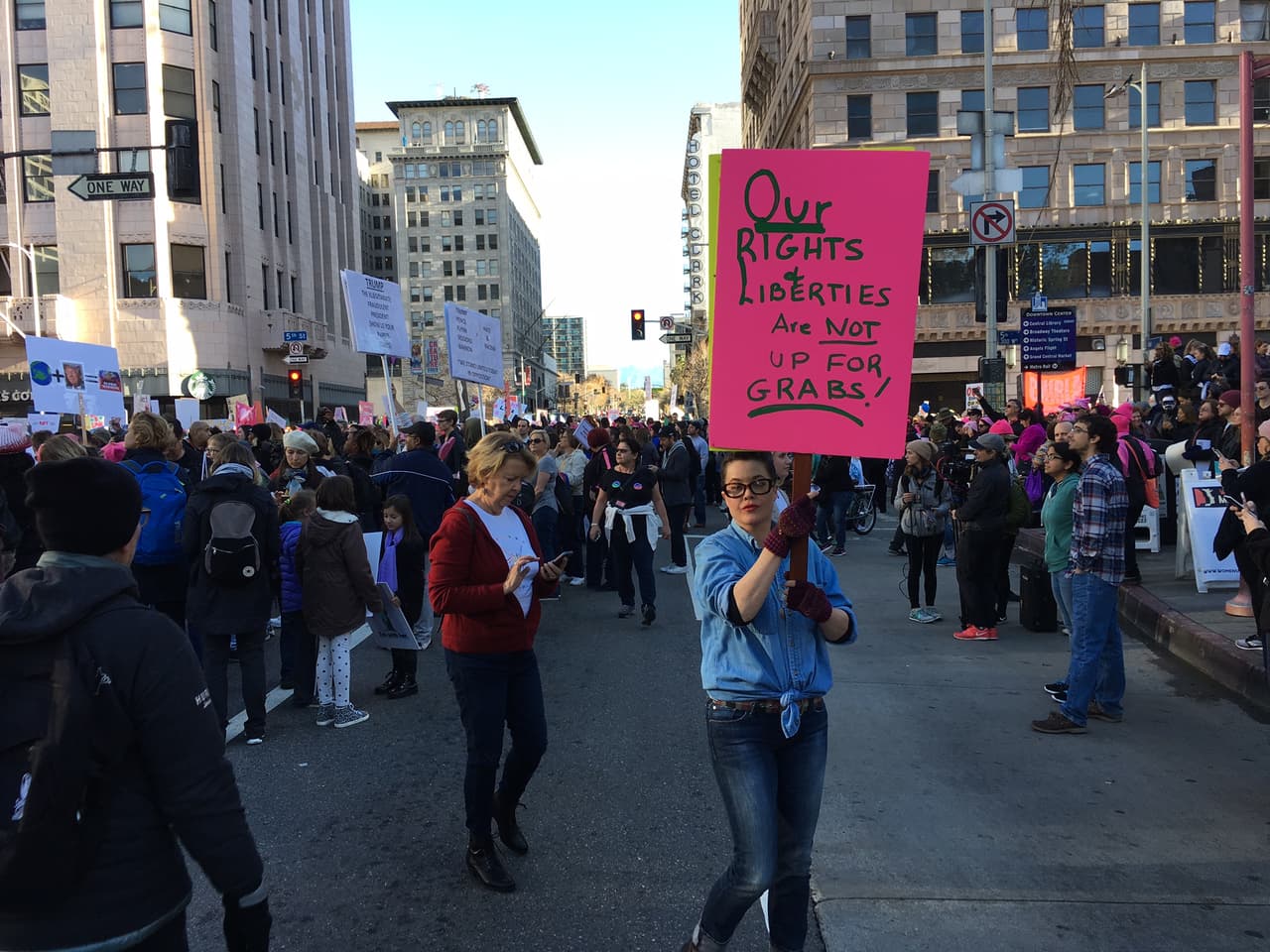 Miles de personas marcharon en Los Ángeles contra el gobierno de Trump.