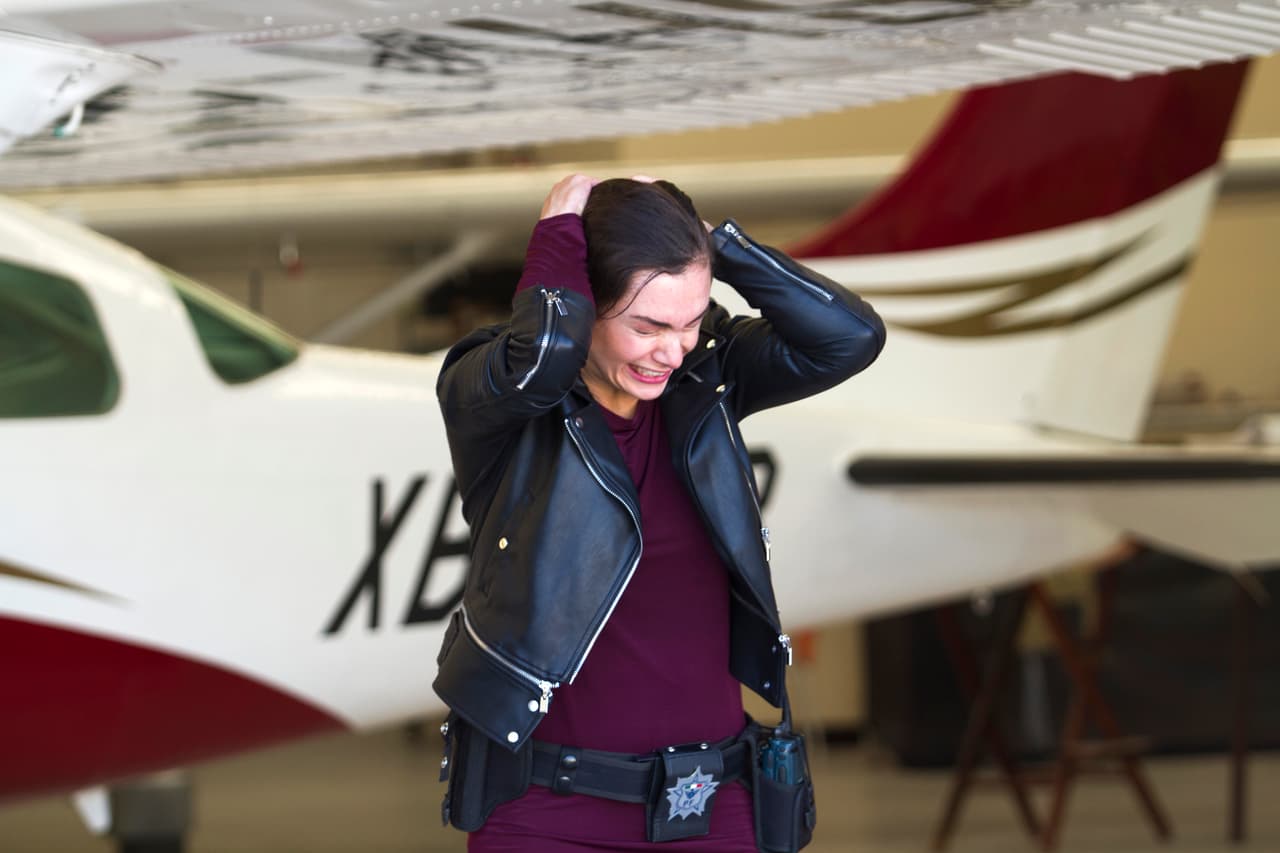 Mónica no tuvo opción y la dejó huir. El coraje invadió su corazón.