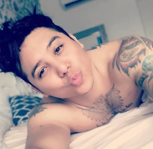 Finalmente Edwin Luna, cantante de La Trakalosa de Monterrey, quien aprovecha cualquier momento para lucir su cuerpo y sus tatuajes, ya sea en el mar, en el baño, en el gimnasio y hasta en la cama.
