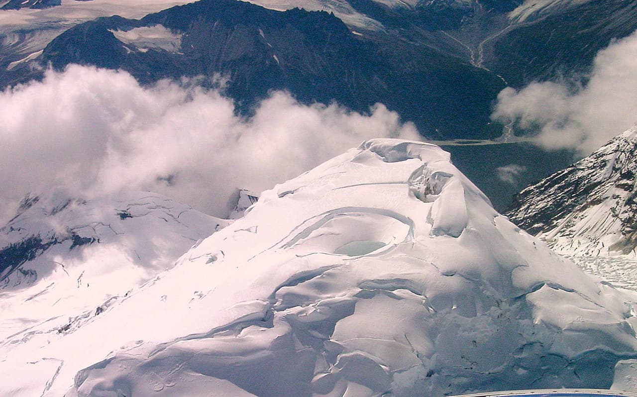 <b>10 -Mount Spurr, Alaska. </b>En 1992 rompió con 39 años de adormilamiento y expulsó cenizas que llegaron a alcanzar 30,000 pies de alto en tres diferentes erupciones. Su nombre conmemora al explorador y geólogo del Servicio Geológico de Estados Unidos Josiah Edward Spurr.