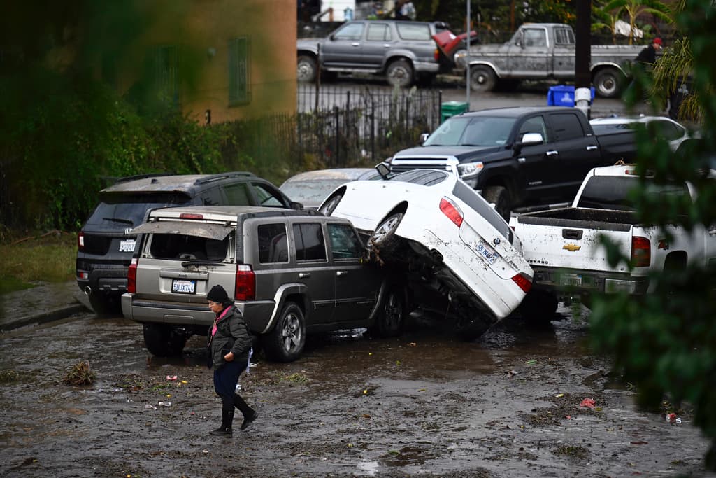 Después de la tormenta, una mujer intentaba buscar la calma para salir adelante frente a estos daños.