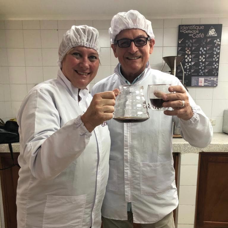 Roxanne y Felix Zúñiga probando cafe en el laboratorio en Colombia.