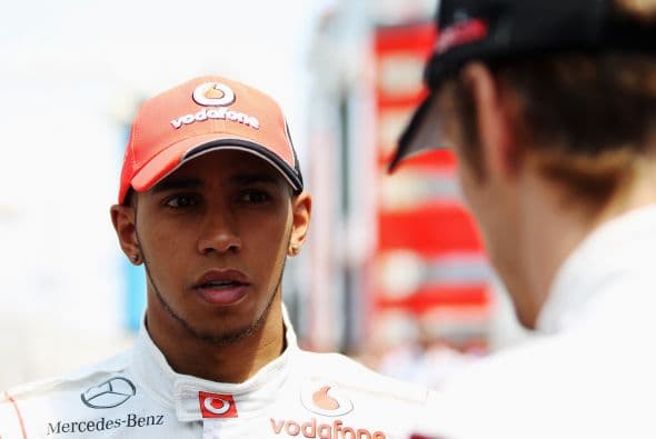 15. LEWIS HAMILTON- El corredor de Fórmula 1 tiene un contrato muy lucrativo con Reebok con valor de $4 millones anuales, pero la mayoría de los derechos de promoción de Hamilton son controlador por su equipo de carreras, Vodafone McLaren Mercedes. En promedio anualmente Hamilton gana $30 millones.