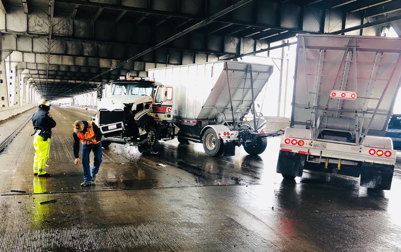 Choque de tráiler desquicia tráfico en el Puente de la Bahía