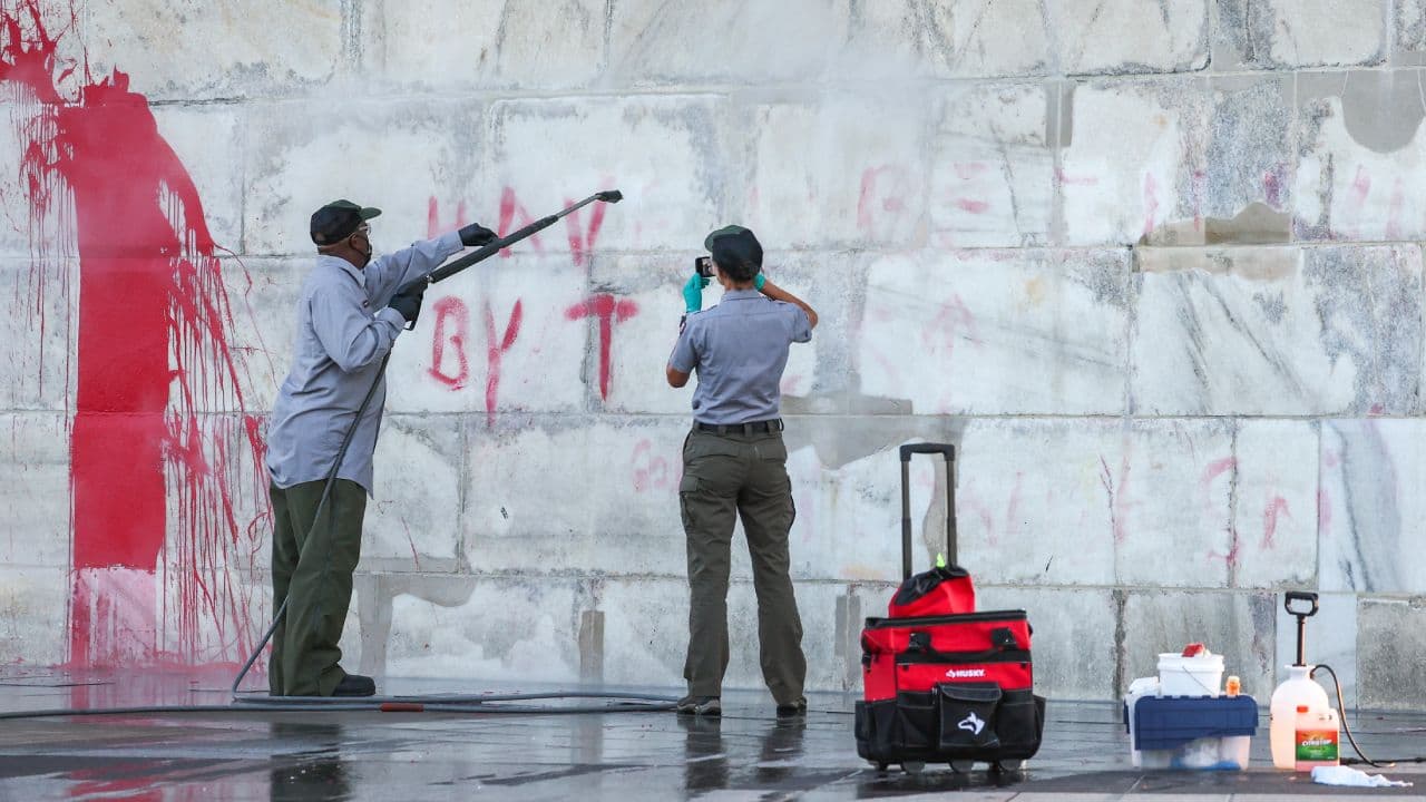 La mañana de este miércoles se presentaron trabajadores para iniciar la restauración de la base del monumento.