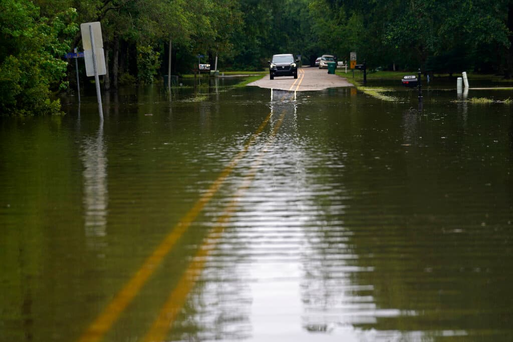 La localidad de Slidell, en Louisiana, tiene varias de sus calles inundadas y muchos carros se quedaron atrapados en ellas, incluso durante la noche.