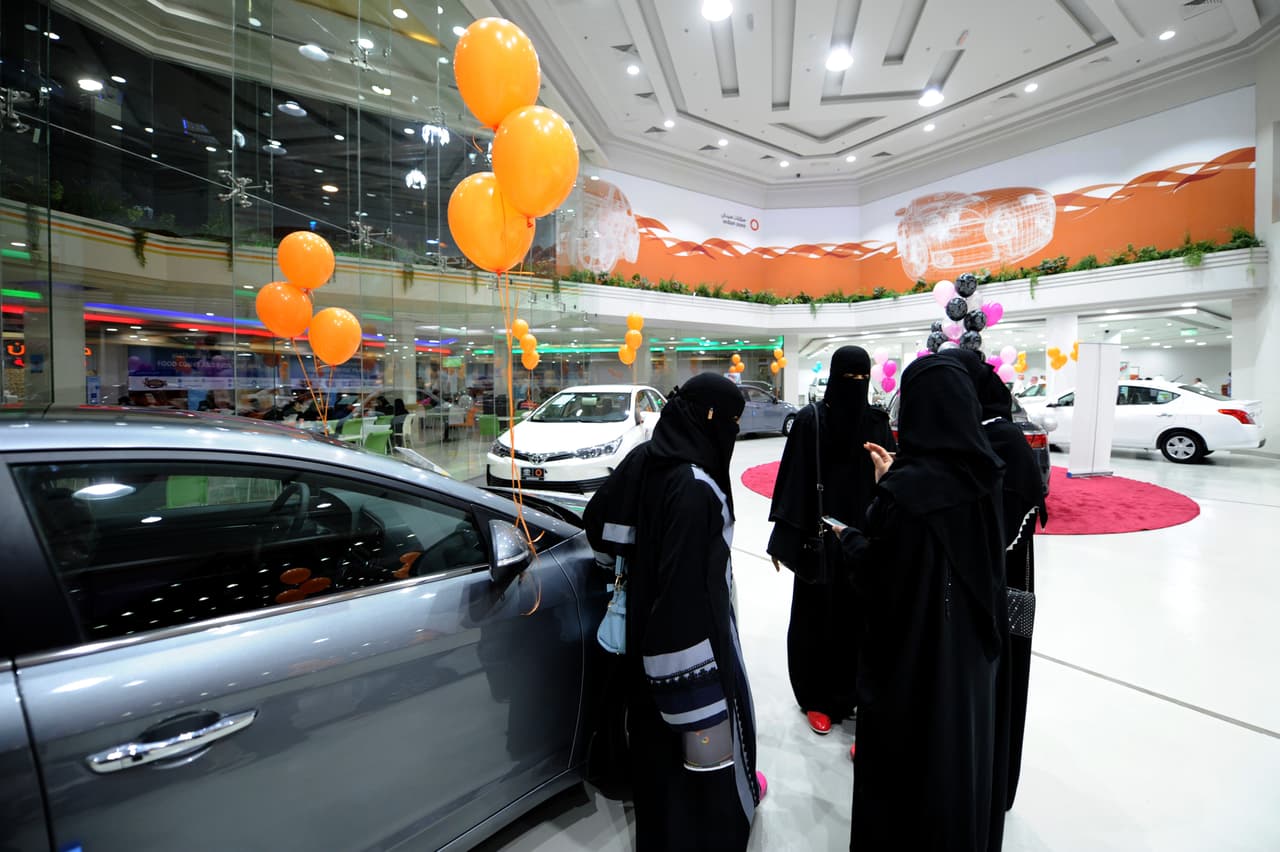 Cinco meses antes de que las mujeres sean
<b> libres de manejar un carro en Arabia Saudí</b>, se abrió la primera agencia multimarca de autos, exclusiva para el género femenino de ese país.