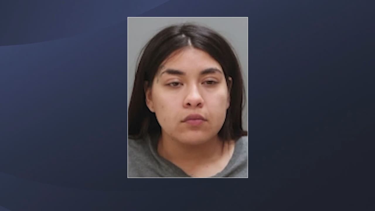 8 de enero de 2024. Desiree Figueroa, de 29 años, se declaró culpable de homicidio en primer grado por ayudar a su madre Clarisa Figueroa a matar a Marlen Ochoa, joven embarazada y luego cortarle el vientre para sacar al bebé que esperaba.
<br>